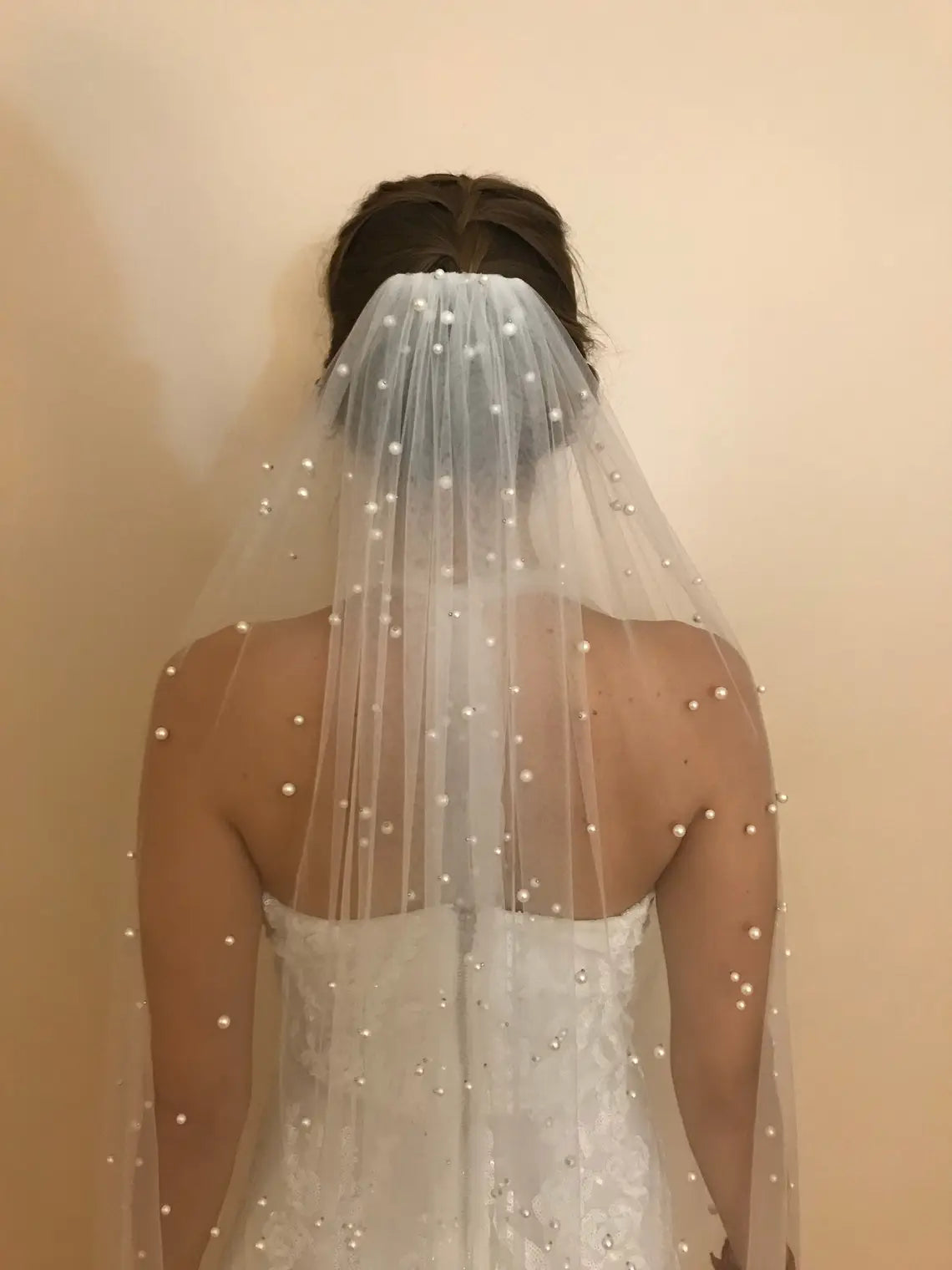 TOPQUEEN Pearls Wedding Veil 1 Tier Soft Bridal Veil Beaded Wedding