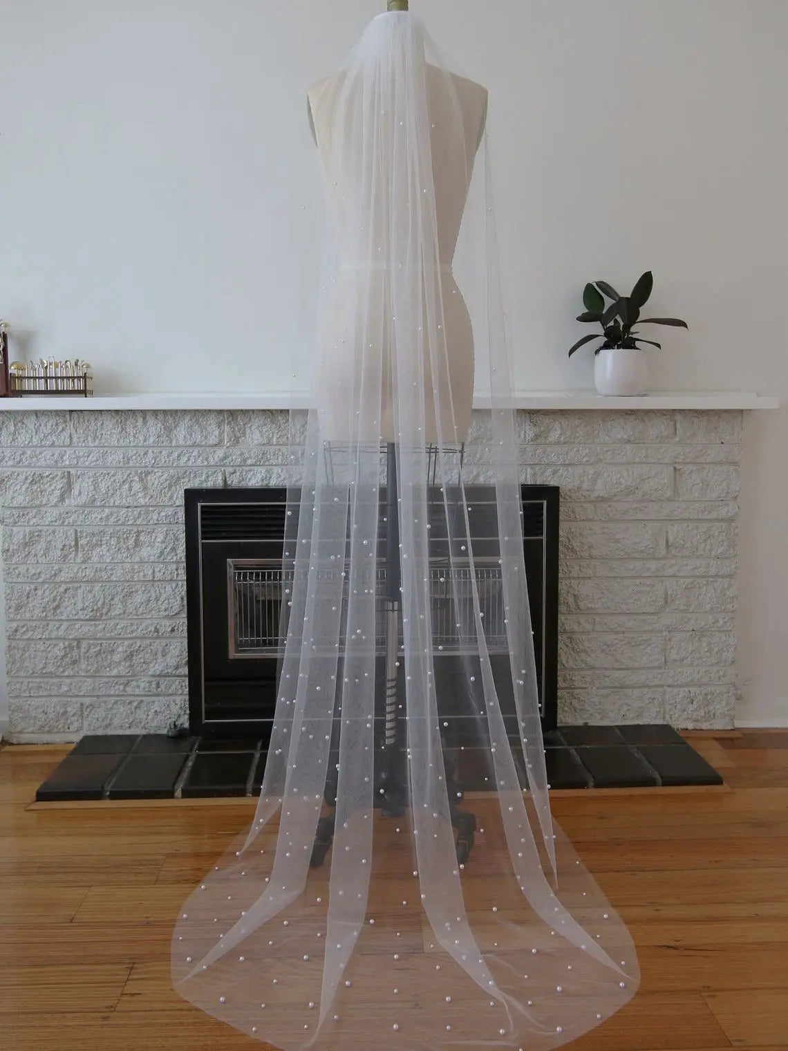 TOPQUEEN Pearls Wedding Veil 1 Tier Soft Bridal Veil Beaded Wedding